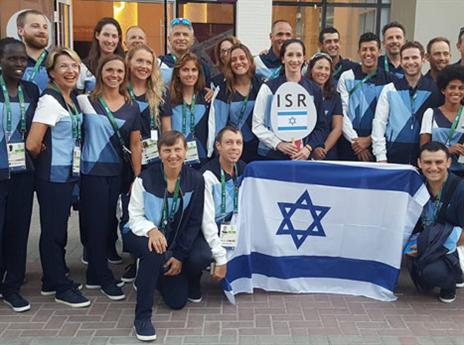 תקרית בדרך לטקס הפתיחה. המשלחת הישראלית (צילום: הפייסבוק של הוועד האולימפי)