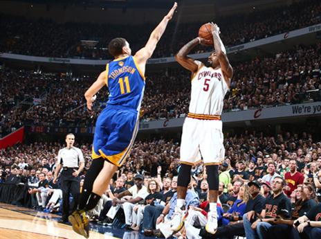 ג'יי.אר סמית' מרחף. קליבלנד בטירוף (getty)