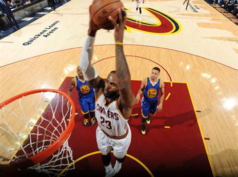 לברון מרעיד את הסל (getty)