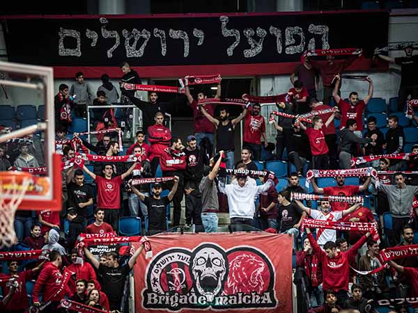 אוהדי הפועל ירושלים עומדים לצד המועדון (עודד קרני)