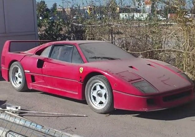 ה-F40 יוצרה בין 1987-1992 ב-1,315 עותקים. מנוע V8 טורבו כפול עם 478 כ"ס