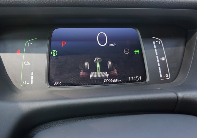 רוב הזמן המנוע מעביר כוח למנוע החשמלי ובמקביל טוען את הסוללה