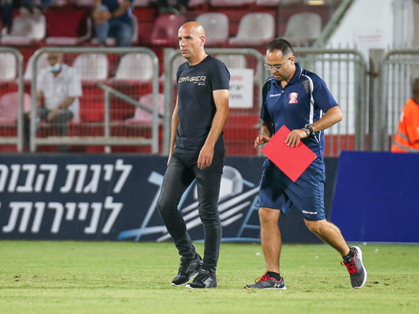גם הוא מעוניין בסייקו טורה. מאמן סכנין אלדד שביט (צילום: מאור אלקסלסי)