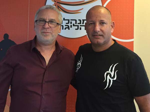 רוסמן (מימין) עם מנכ"ל המנהלת שלומי פרי. פרוייקט חייו (הפועל חיפה)