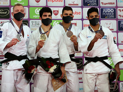 מוקי מימין עם המדליה בדוחא (getty)
