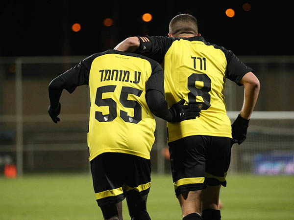 מוחמד חוגג עם ורד. "לא משנה לי איפה אני משחק" (אנצ'ו ג'וש, סוכנות ג'יני)