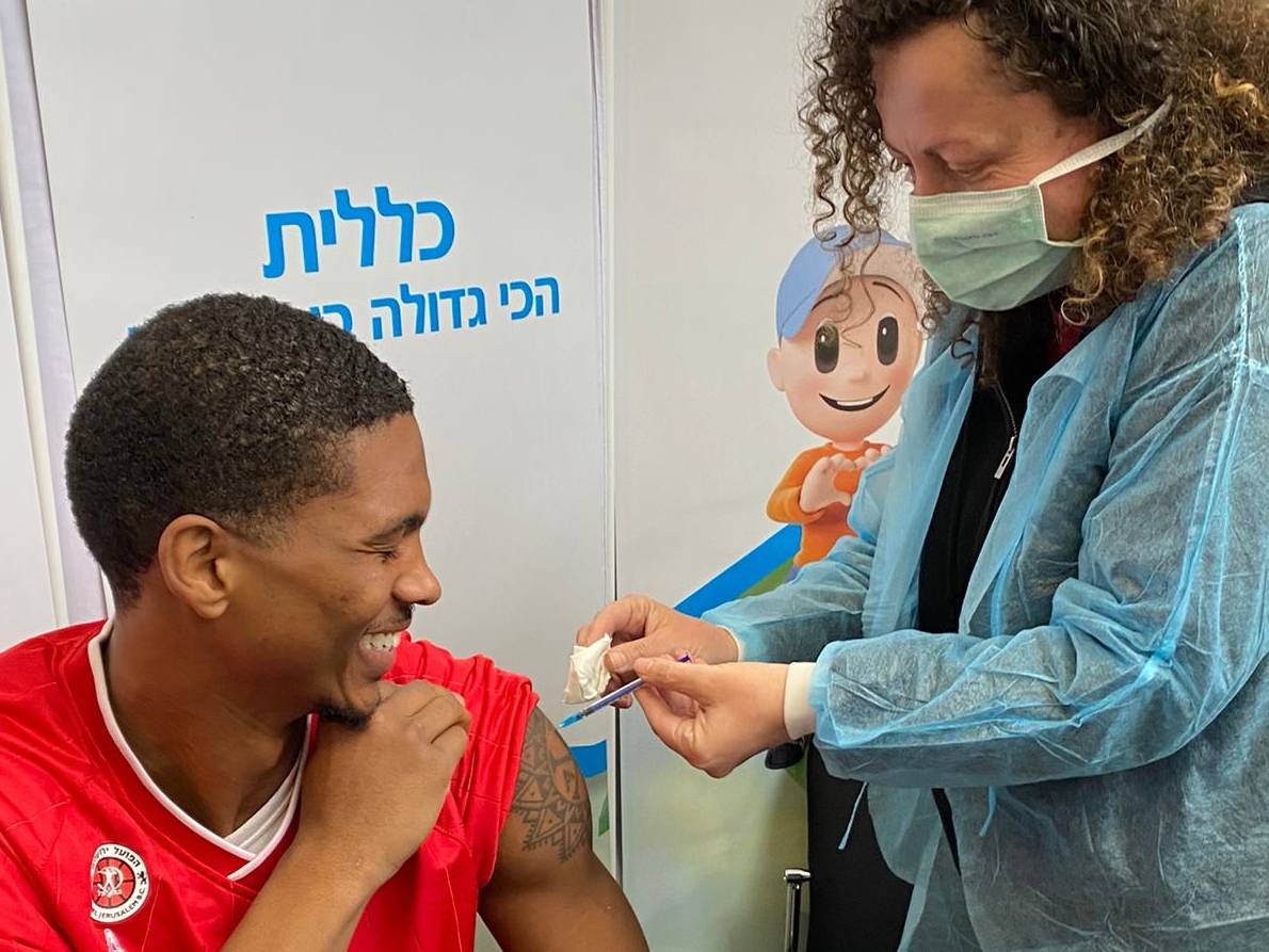 מלקולם היל מתחסן (צילום: עיריית ירושלים)