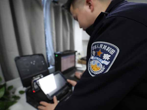 כוחות המשטרה הסיניים פושטים על ארגון הצ'יטרים
