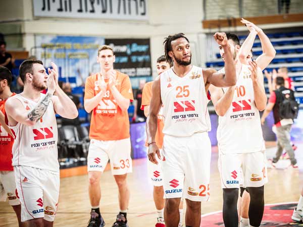 שחקני ראשון לציון מודים לקהל בסיום (עודד קרני, מנהלת הליגה לכדורסל)