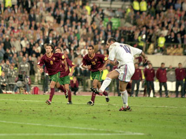 זיזו שולח את צרפת לגמר 2000 (getty)