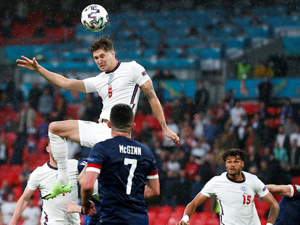 סלע במרכז ההגנה, סטונס (getty)