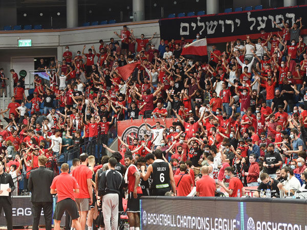 הקהל שכן הגיע הערב לארנה (ברני ארדוב)