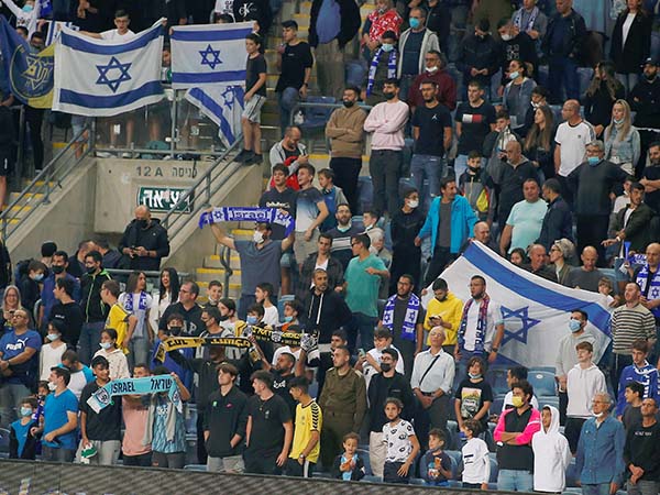 הקהל ביציעים (אלן שיבר)