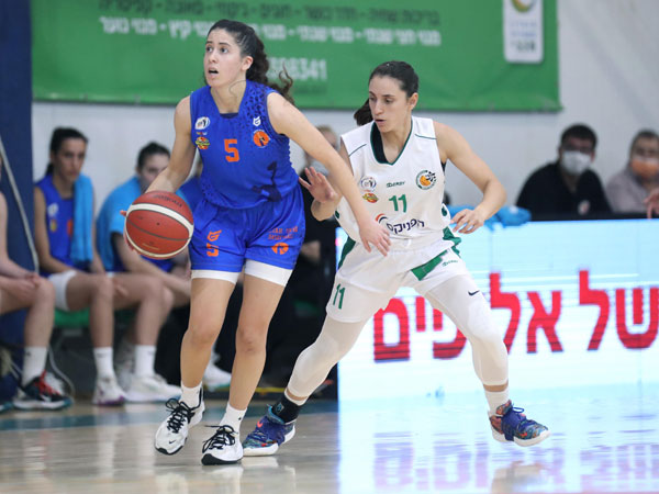 אילה רוט עם הכדור. קלעה 4 נקודות (מנהלת ליגת העל לנשים בכדורסל)