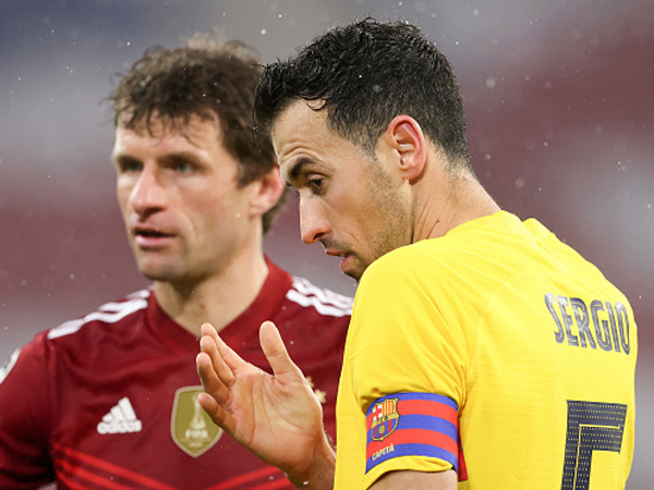 סרחיו בוסקטס ותומאס מולר. שניהם ניסו למצוא הסברים למצב של ברצלונה (GETTY)