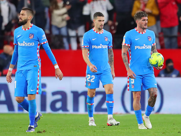 שחקני אתלטיקו מאוכזבים. האליפות ברחה, גם לאלופות הם עלולים לא להגיע (Getty)
