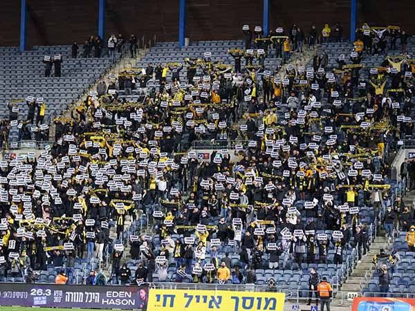 הקהל מתחיל לאבד את סבלנותו (דני מרון)