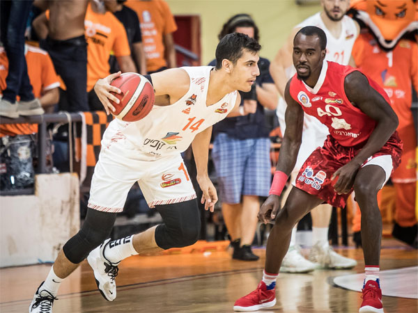 דוברת. שוחרר (מנהלת הליגה)