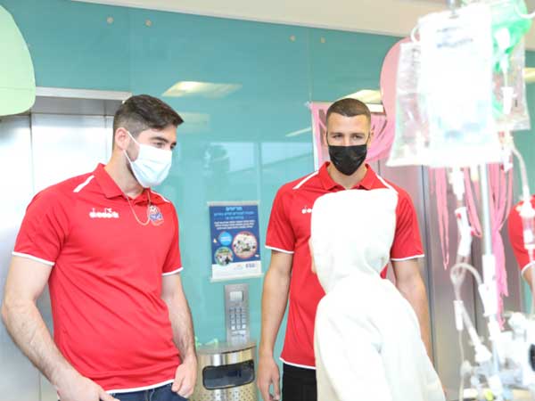 שחקני הפועל חיפה בבית החולים  (הקריה הרפואית רמב"ם)