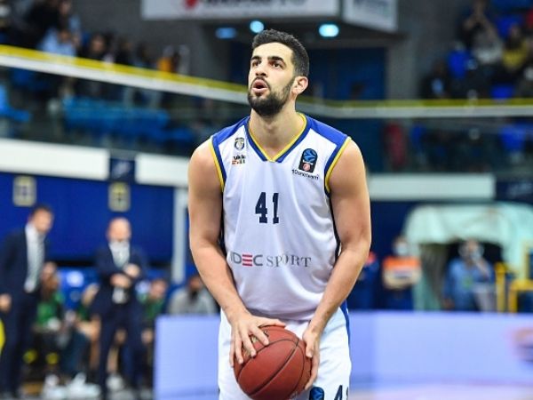 2.02 מ' שקולע מהשלוש (Getty)