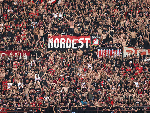 אוהדי מילאן. יצבעו את רג'יו אמיליה באדום (GETTY)