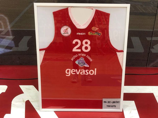 החולצה הממוסגרת של ששון ז"ל