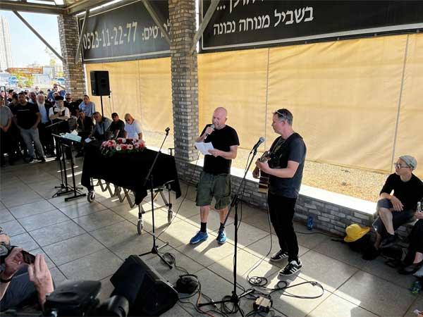 "לימדת אותנו על סקרנות, על אהבת אדם" (קובי אליהו)