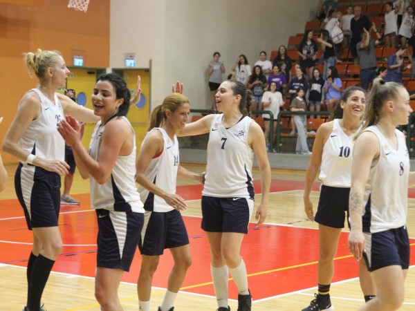 עדיין בסדרה. רעננה לאחר הניצחון (קרדיט: שי ברק, ספסל)