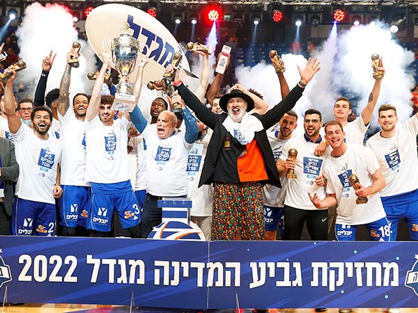 מחזיקת גביע מפתיעה (אלן שיבר)