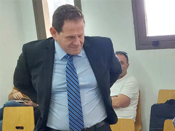 אוהדים הפגינו מחוץ לביתו. יונגר