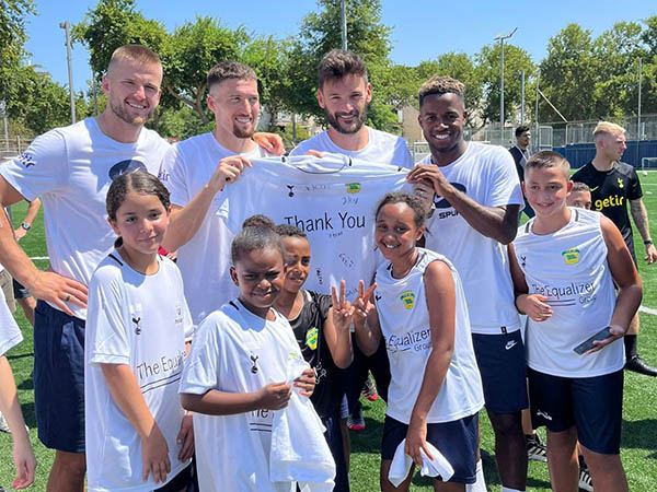 כוכבי טוטנהאם עם ילדי שער שוויון (tottenham hotspur)