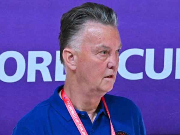 ואן חאל לפני הטורניר. החלטה מעניינת בשער (Photo by ALBERTO PIZZOLI/AFP via Getty Images)