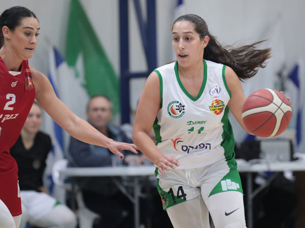 מאי רווח עם הכדור (קרדיט: עודד קרני, מנהלת לגית העל לנשים בכדורסל)