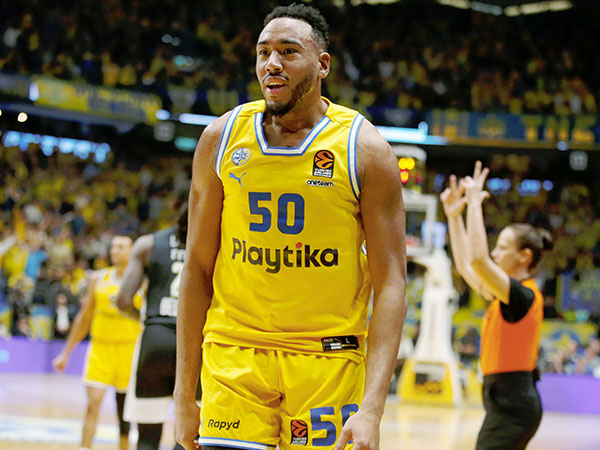 עם החיזוק שלו, עמדה 4 ניצחה את זו של פרטיזן. קולסון (אלן שיבר)