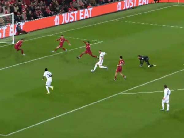 הצרפתי משכיב את אליסון על הרצפה ושולח את הכדור לרשת