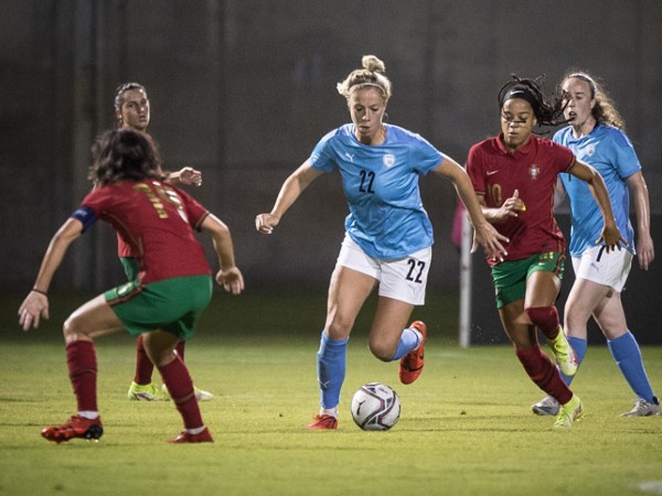 שרון בק עם הכדור (קרדיט: התאחדות לכדורגל)