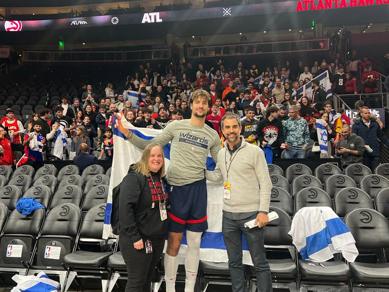 אבדיה והישראלים ביציע