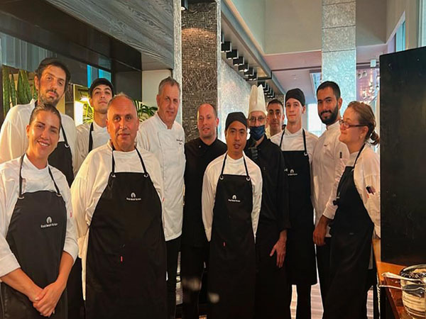 הנבחרת צועדת על קיבתה. מזרחי וצוות השפים