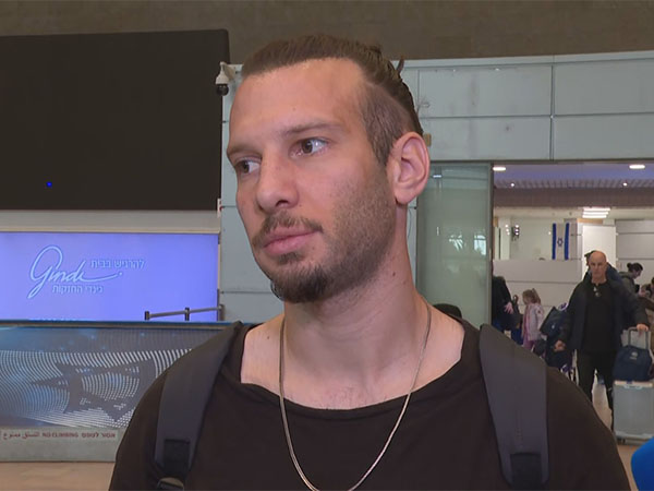 שון גולדברג עם נחיתת הנבחרת בנתב"ג