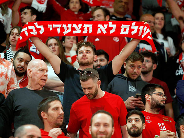 שווים אולם גדול יותר. אוהדי הפועל ת“א (אלן שיבר)