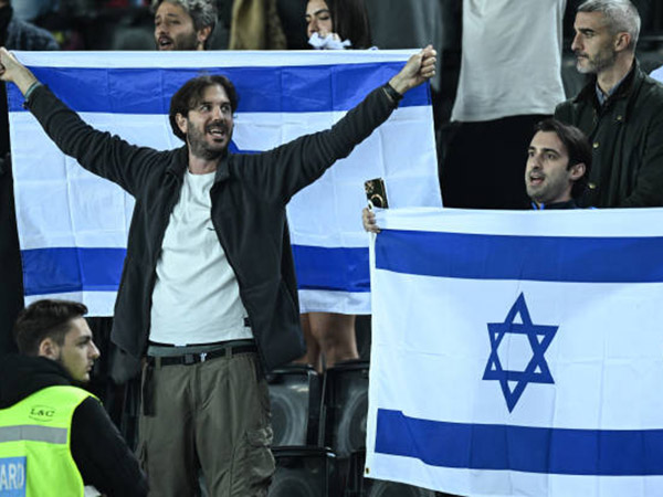 עם כמה מאוהדיה, נבחרת ישראל האמינה (GETTY)