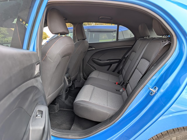 MG3 - מרווח מספק ויש גם שקע USB ופתחי מיזוג ליושבים מאחור
