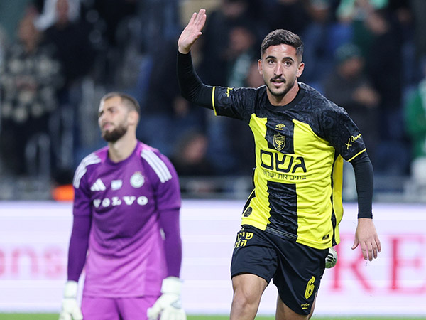 הציב מראה לראשי מכבי חיפה. בן שימול (אלן שיבר)