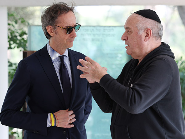 צביקה שרף והמנהל המקצועי של מכבי ת“א, קלאודיו קולדבלה (צילום: אלן שיבר)