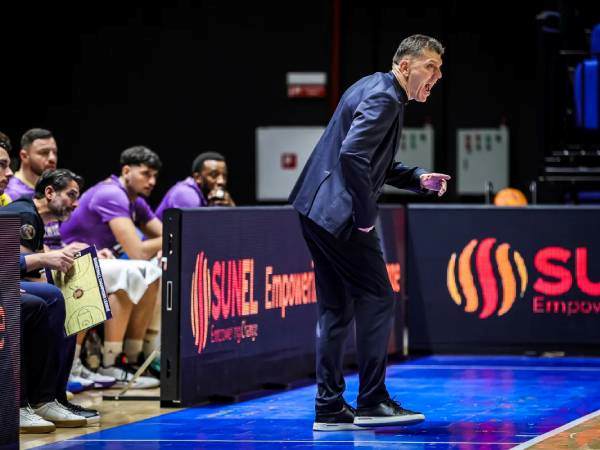 פרדראג קרוּניץ׳. הפסיד בבכורה (FIBA)