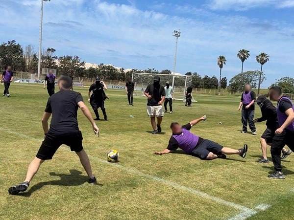 האוהדים משחקים כדורגל על הדשא במקום השחקנים (צילום: הקופים הירוקים)