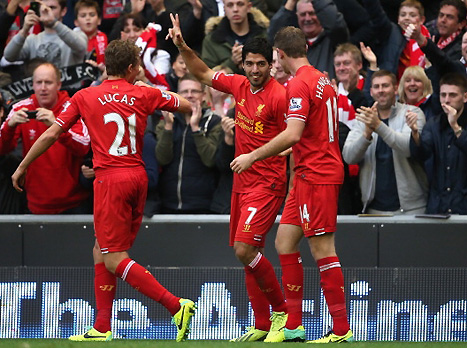 סוארס מסמן כמה כבש (gettyimages)