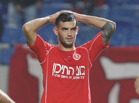 נמצא בלב הסערה בין האדומות