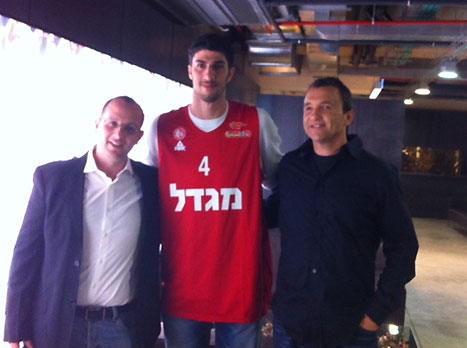 עם הראל וחומסקי. אליהו מצא בית חדש