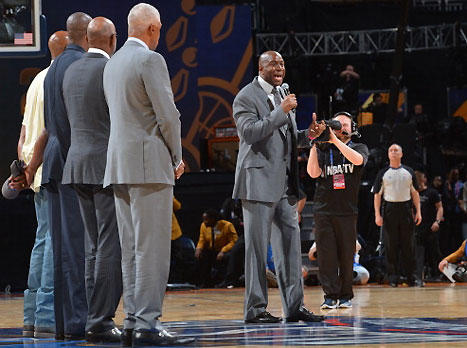 מג'יק וכוכב העבר גם עשו כבוד (gettyimages)